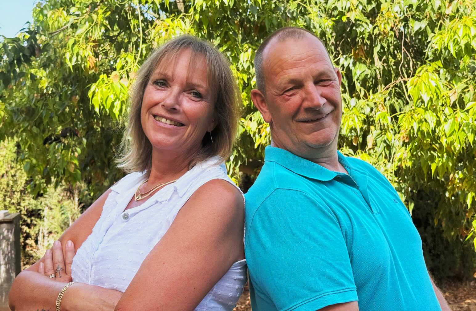 Joyce en Maurice samen buiten in de regio Valencia